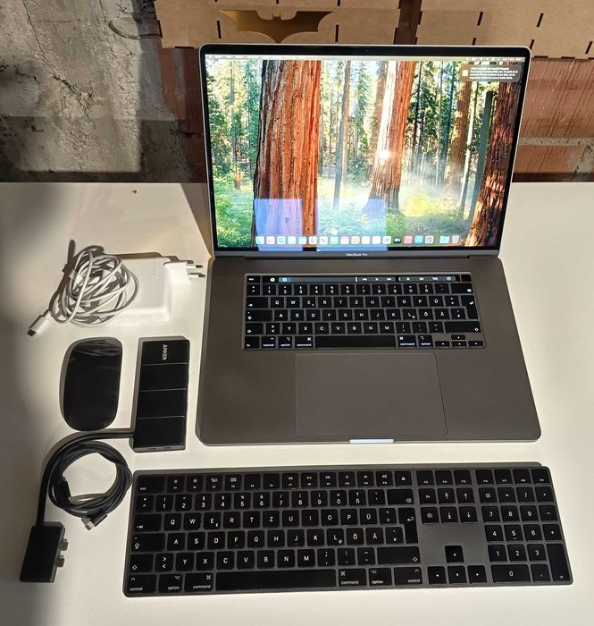 MacBookPro 16, i7, 32GB RAM + accesorii -perfect estetic si functional