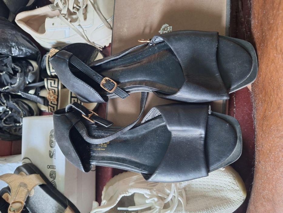 10000 Mindan oyoq kiyimla