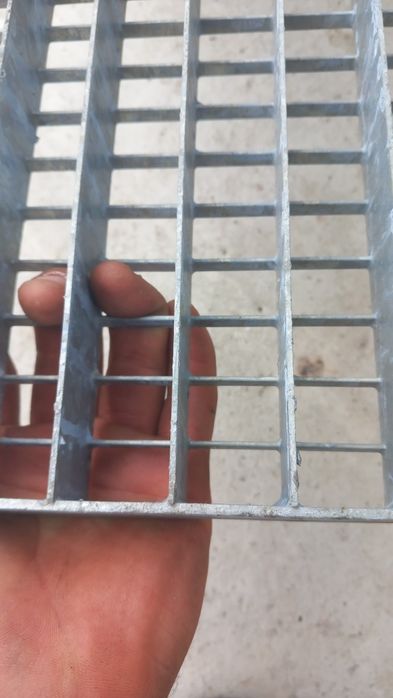 Vând trepte zincate la orice dimensiune pentru scări metalice facem la