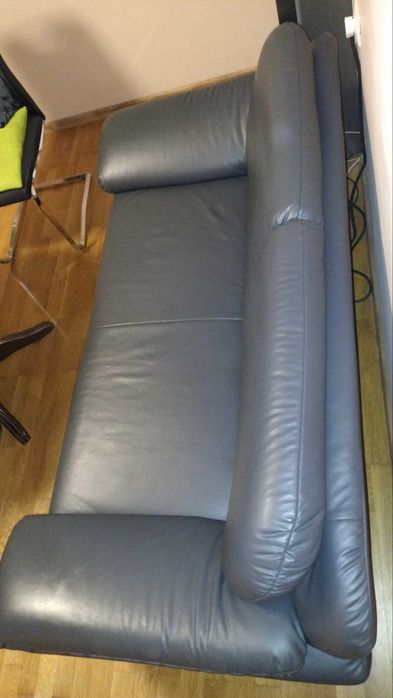 Запазен кожен диван