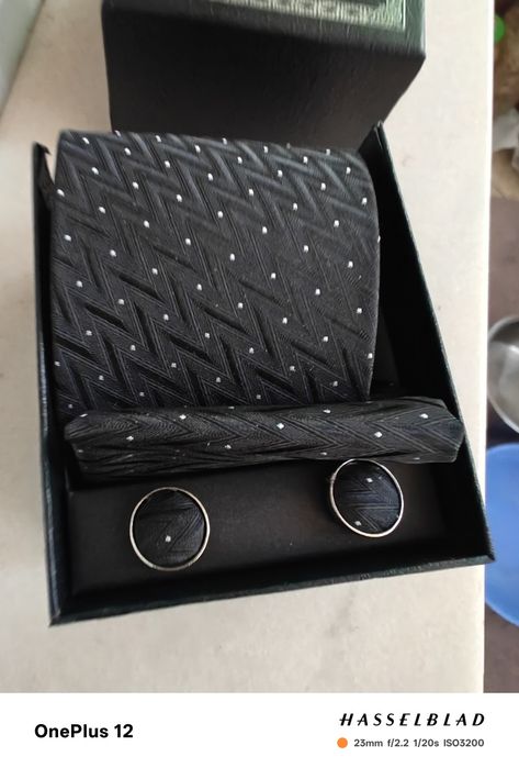 Cravata și cutie cu cravata și butoni