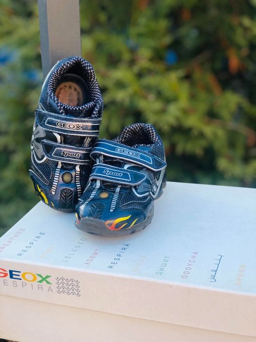 Adidasi baiat GEOX -marimea 24,inter15cm,leduri,ca piele Nike,Salomon