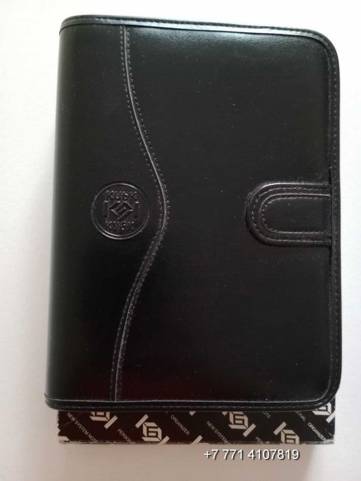 Органайзер с блокнотом в мягком чехле из кожзама на молнии.