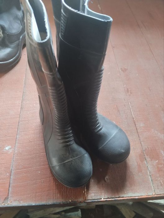 Ишга кийиш учун хар хил турдаги сапог ва ботинкалар