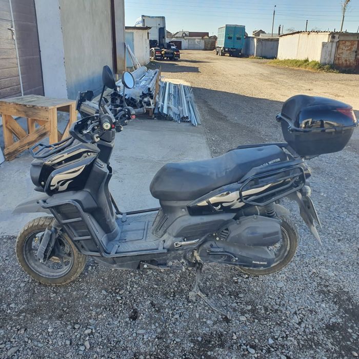 Скутер Танк 300.