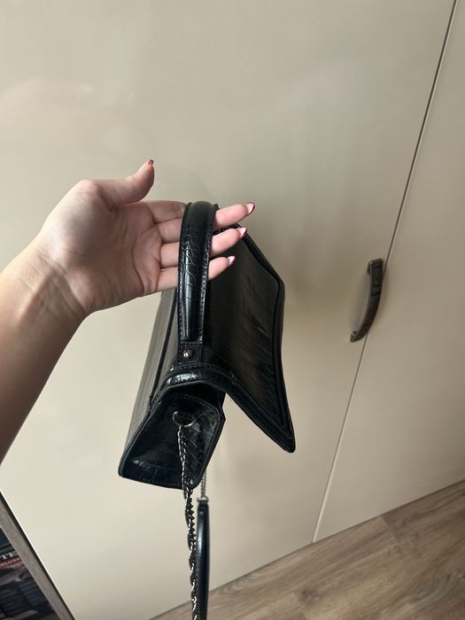 Черна лачена дамска чанта