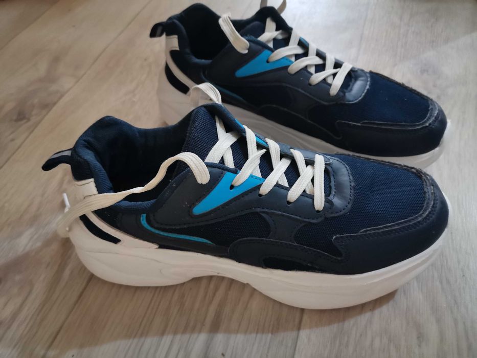 кроссовки продаеться девочкам