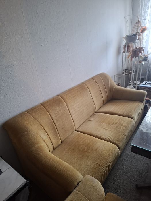 Продавам разтегателен диван с 2 фотьойла. Може и поотделно.