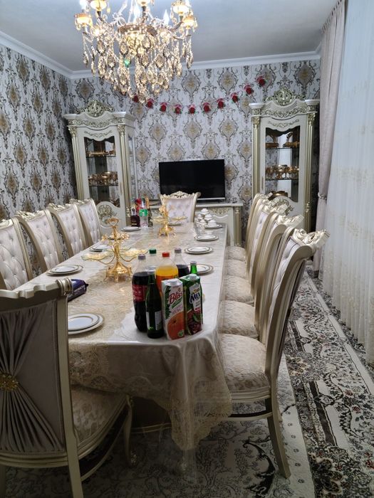 Стол, стул для гостинной