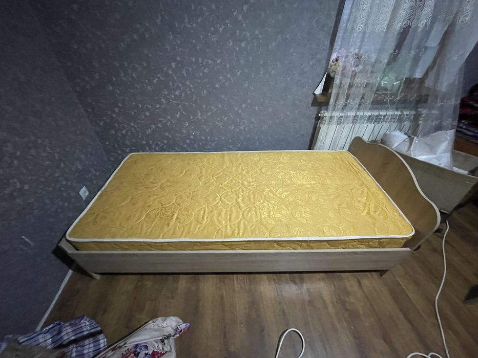 кровать односпальная с матрасом