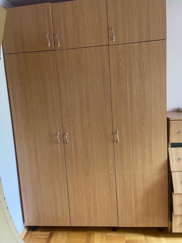 Mobilier dormitor modern - dulap + comoda, stare foarte buna