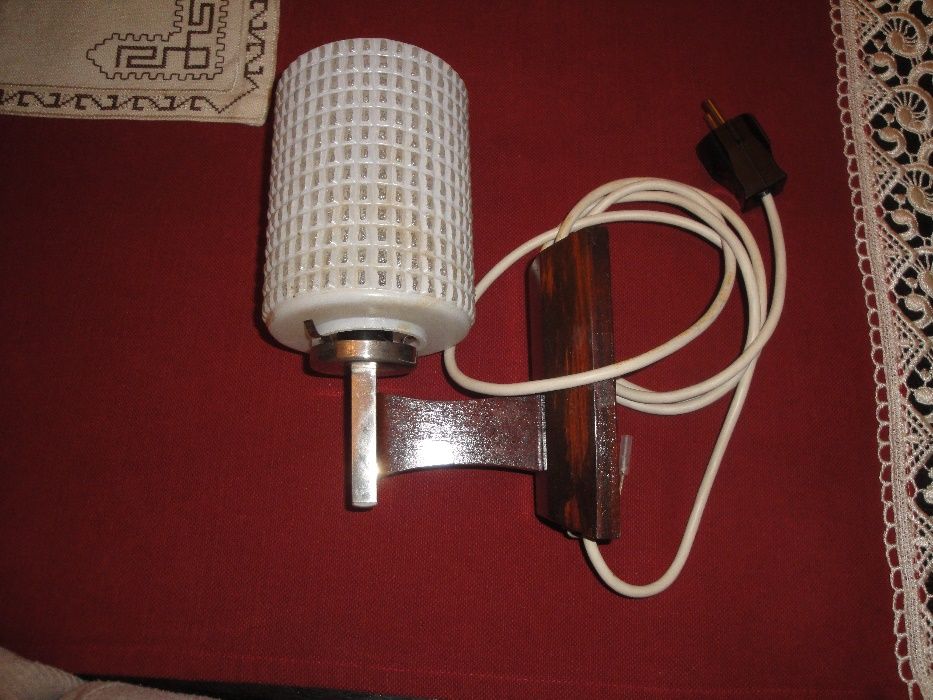 Стенна лампа за легло