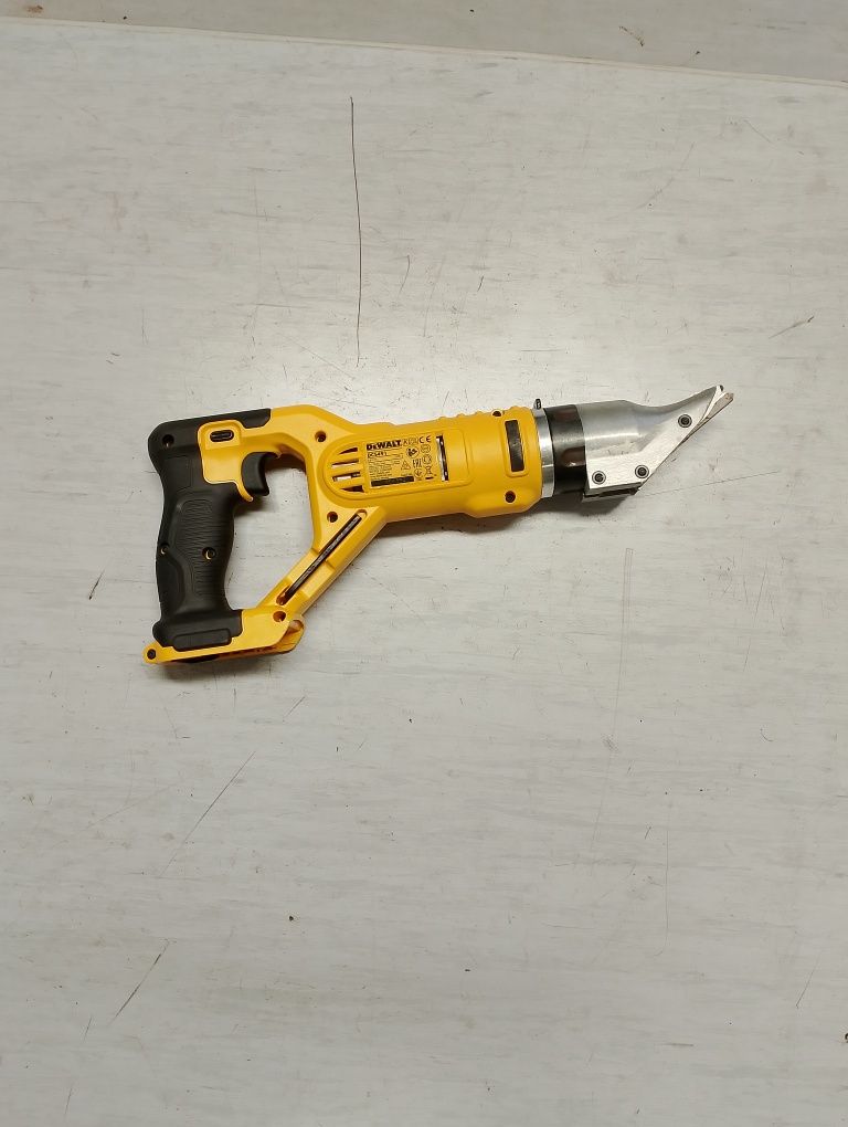 Акумулаторна машина за рязане на ламарина DeWalt 18волта