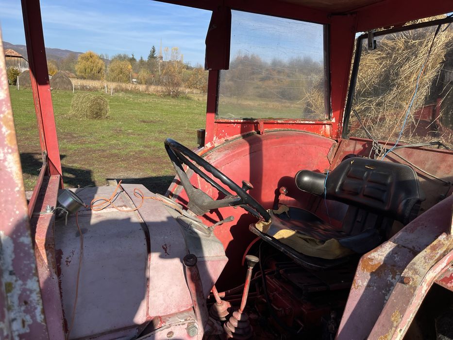 Vand tractor international 834 cu incarcator frontal