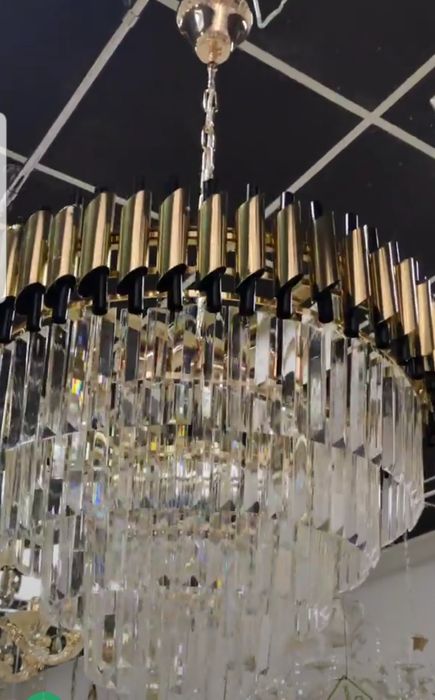 Люстра из хрустальных подвесок с металлическими пластинами под золото