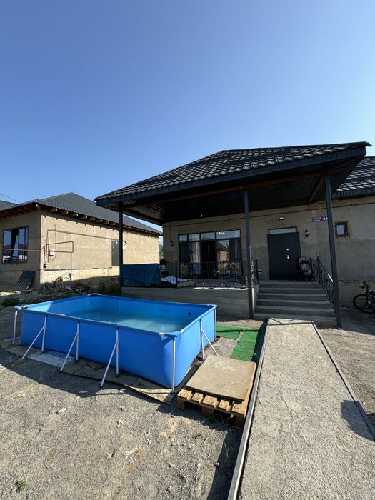 Кызыл кірпіштен салынған уй сатамын