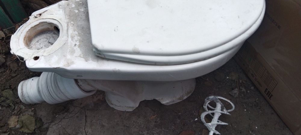 Унитаз для рабочих, имеется скол