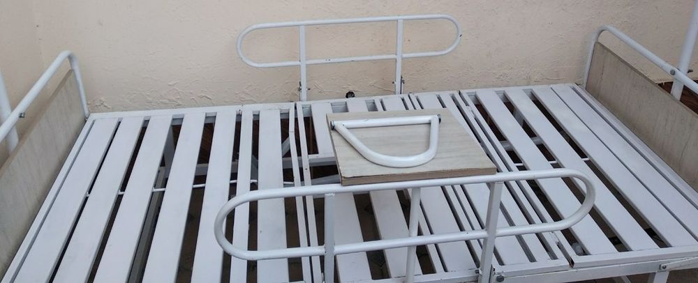 Функциональная кровать в рабочем состоянии. Железная