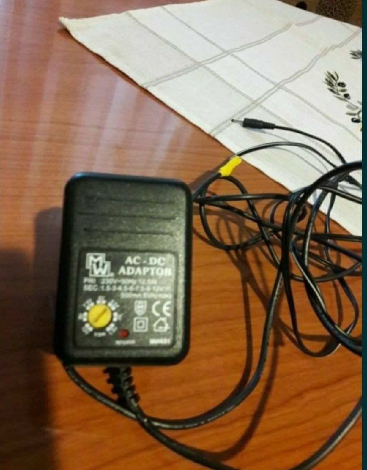 Alimentator/ incarcator variabil 240Vca la 6/9/12/24/36 Vcc