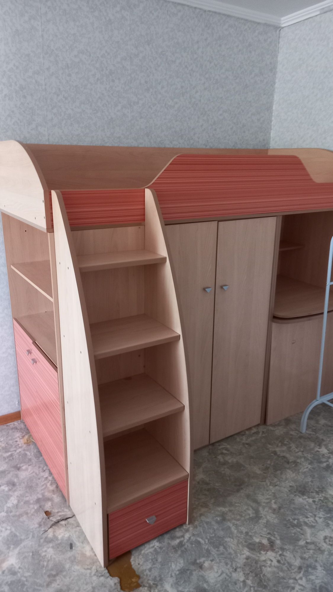 Продам комплексную детскую мебель