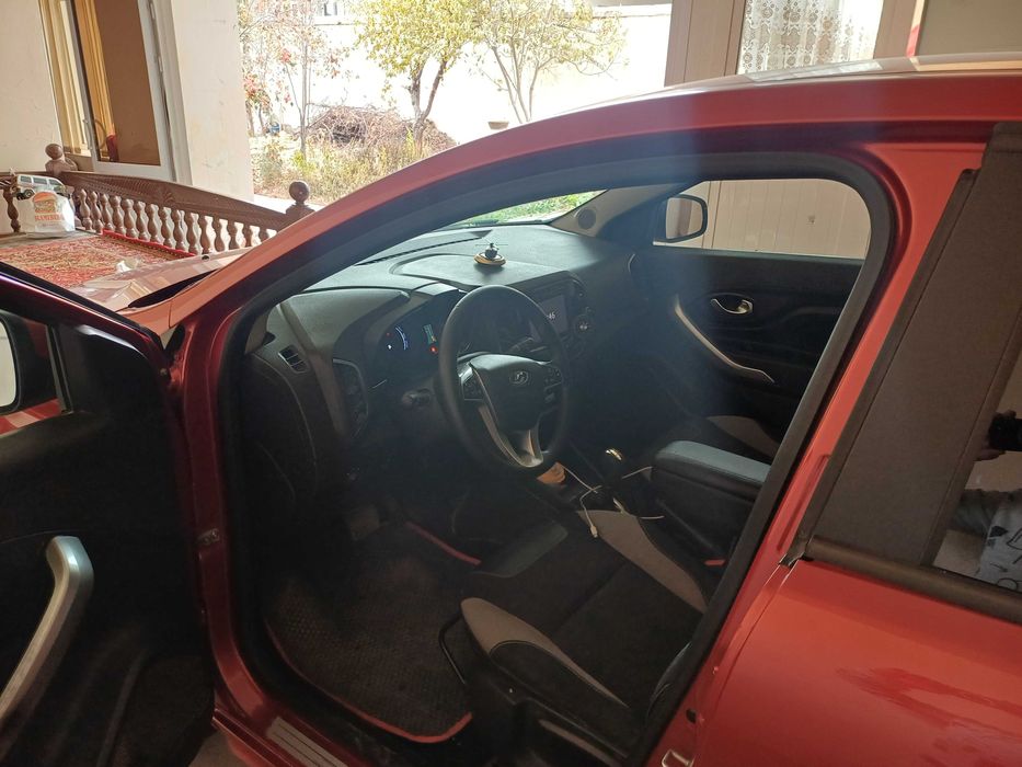 yoqimli oilaviy mashina