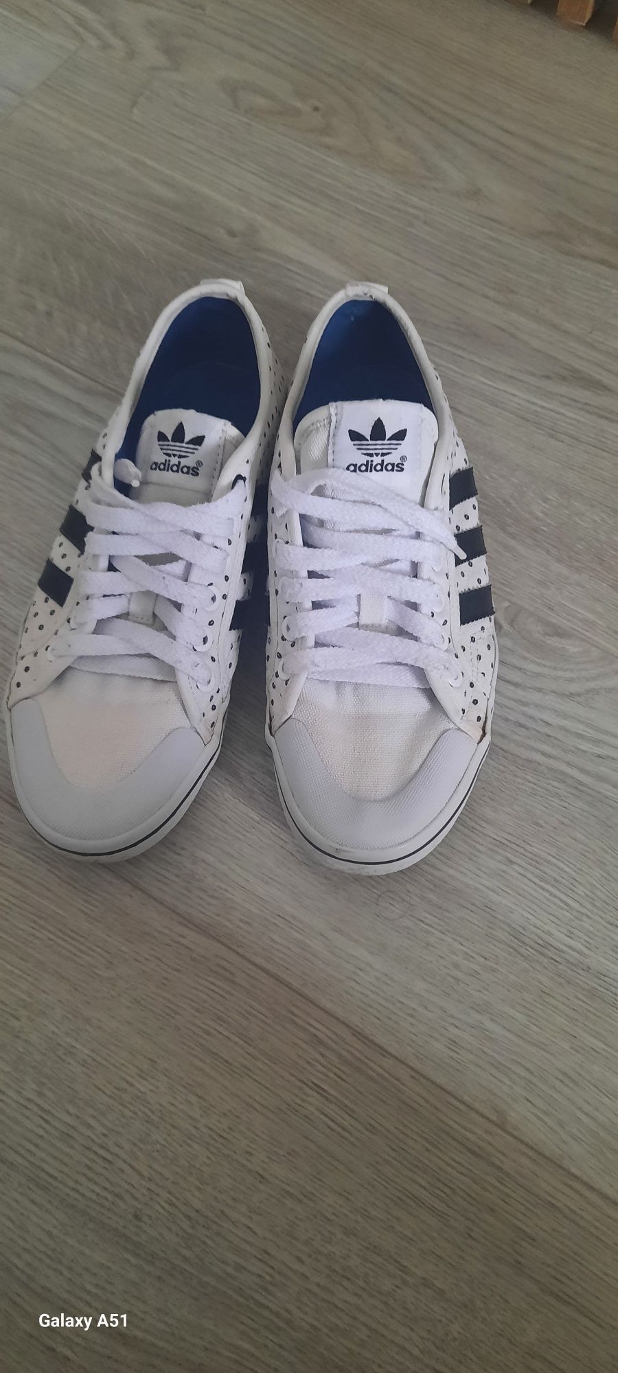 Vand tenisi Adidas albi cu picatele