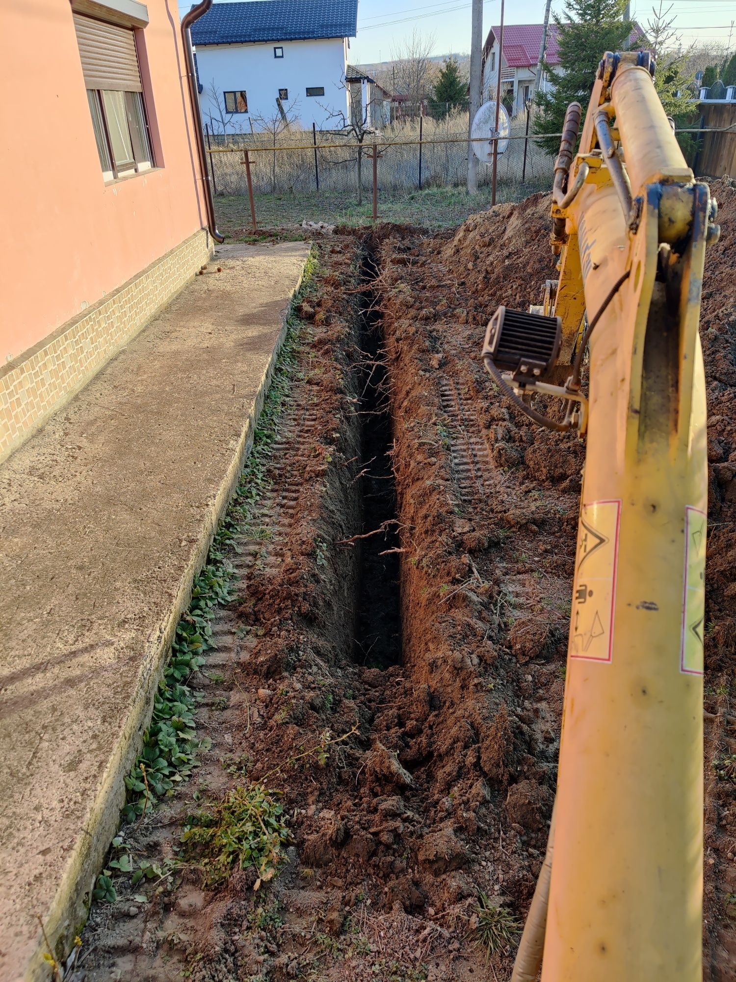 Închiriez miniexcavator cu operator