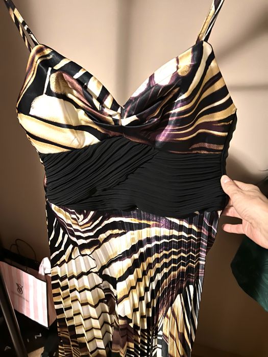 Официална рокля , плисирана и асиметрична в долният край