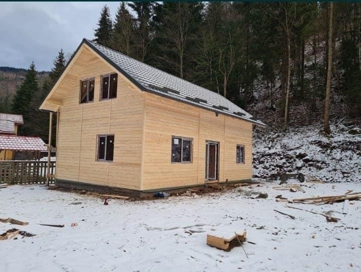 Case din lemn si cabane din lemn masiv pentru locuit sau vacanta precu