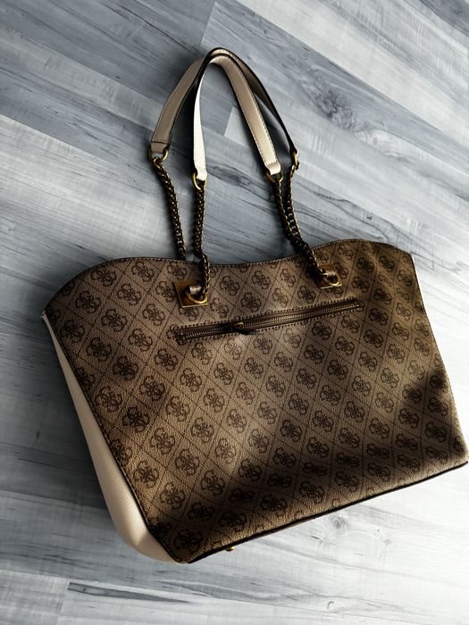 Geanta mare de umar  Guess impecabila