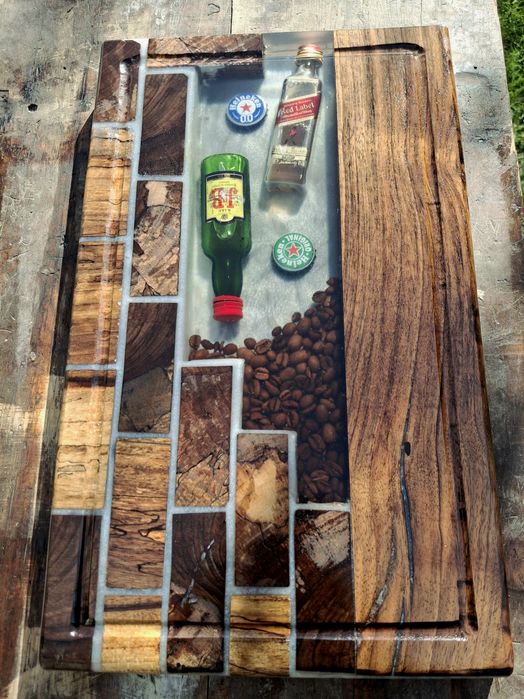 Дъска за вкусни мезета и сервиране  от дърво и епоксидна смола