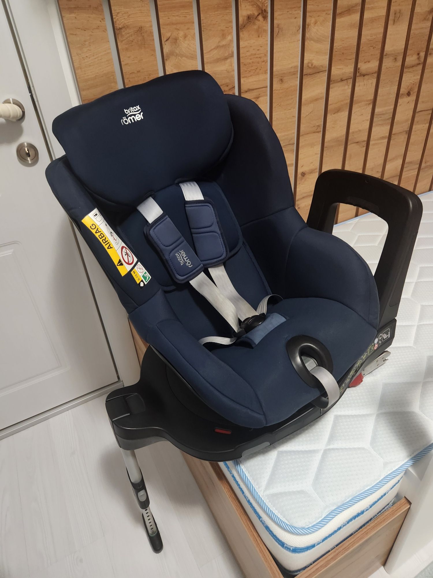 Стол за кола ISOFIX Britax Romer Swingfix M i-Size + ПОДАРЪК