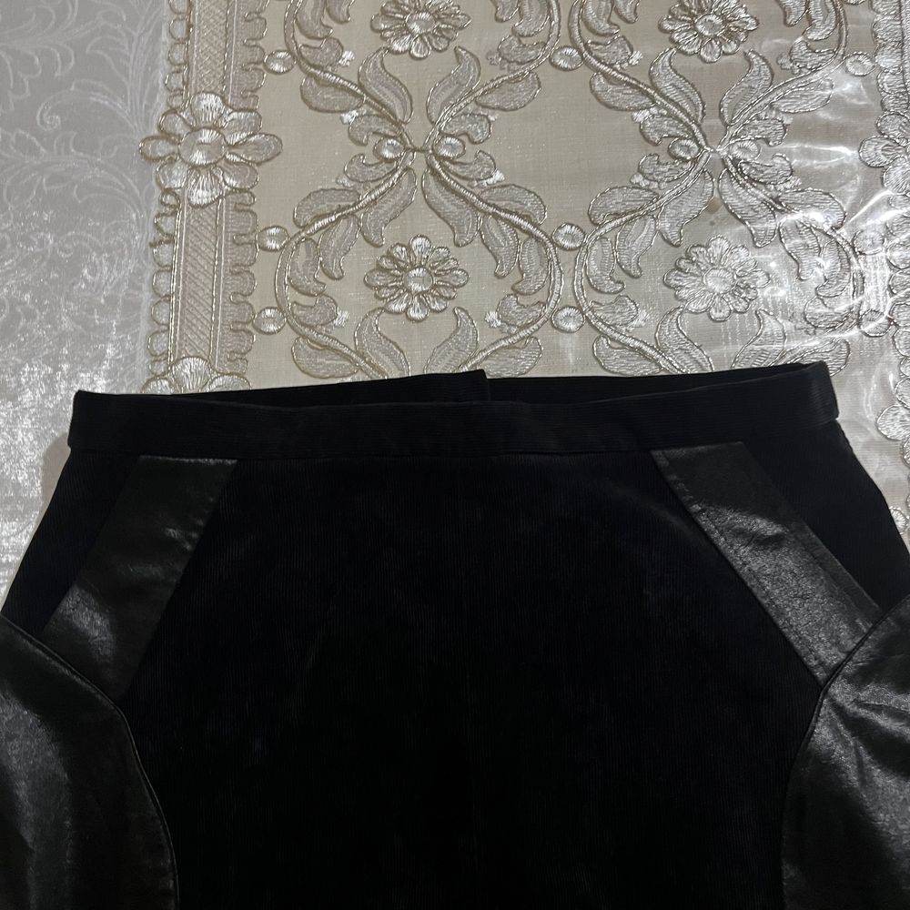 Чёрная вельветовая юбка с кожаными вставками в хорошем состоянии