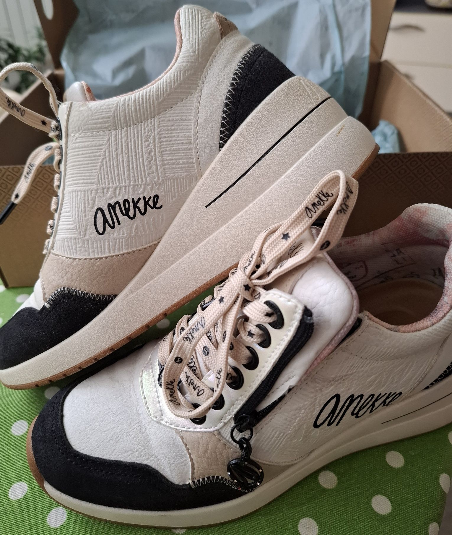 Sneakers  Anekke