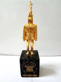 "Золотой человек" статуэтка, сувенир, символика.