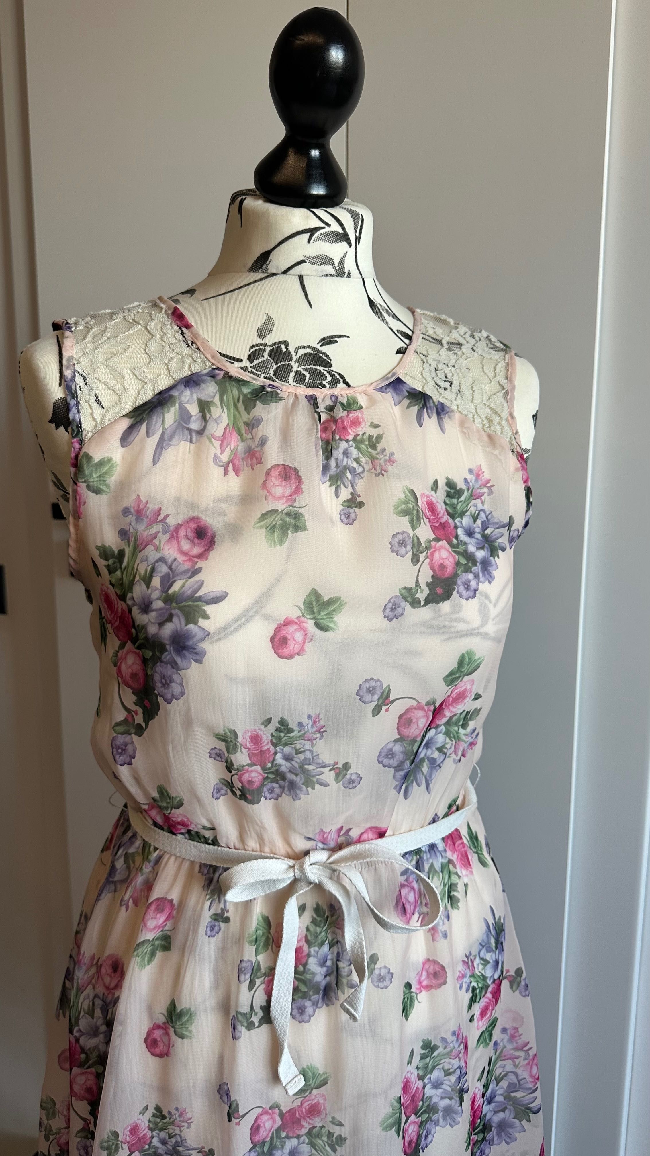Rochie înflorată cu spate din dantela / S / Preț inițial 50€ = 250 lei