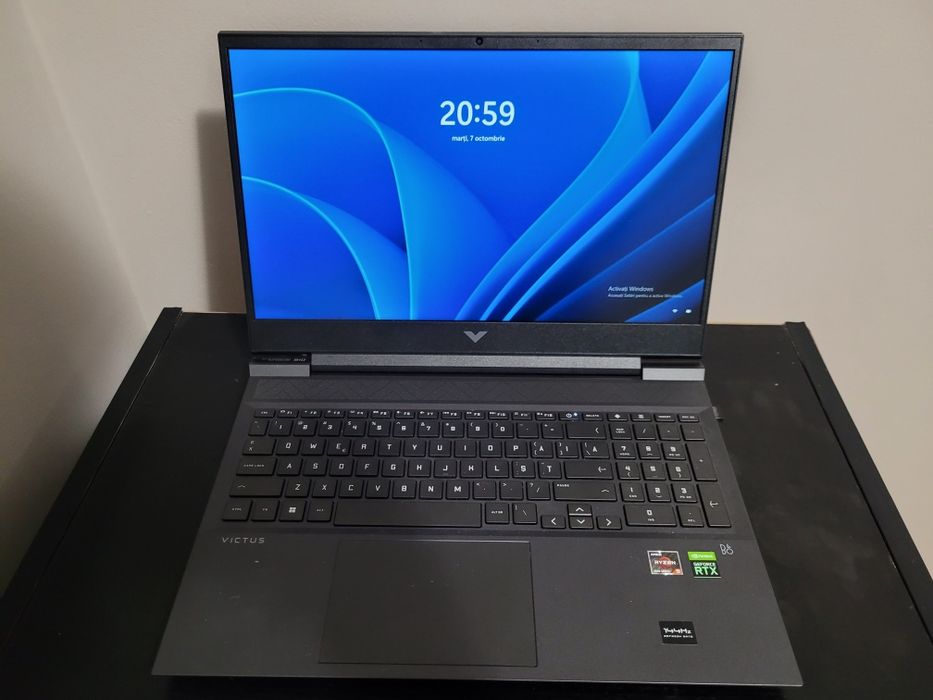 Vând laptop Victus by hp