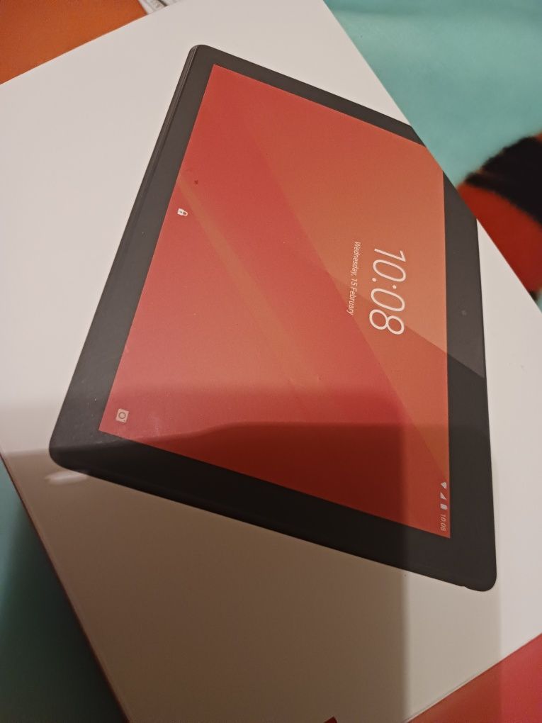 Продавам таблет  Lenovo Tab E10