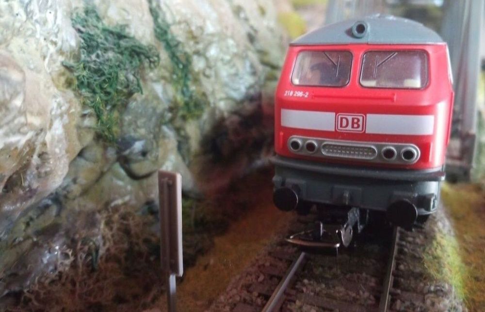 Locomotiva diesel piko BR218

Lumini in funcție de direcția de mers
Tr