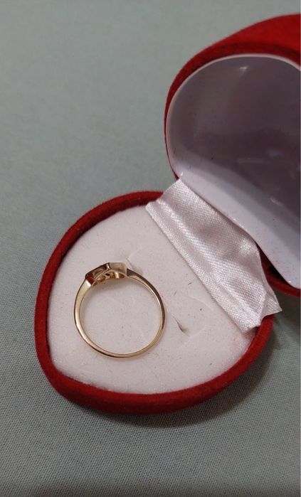 Нов златен пръстен с естествен диамант