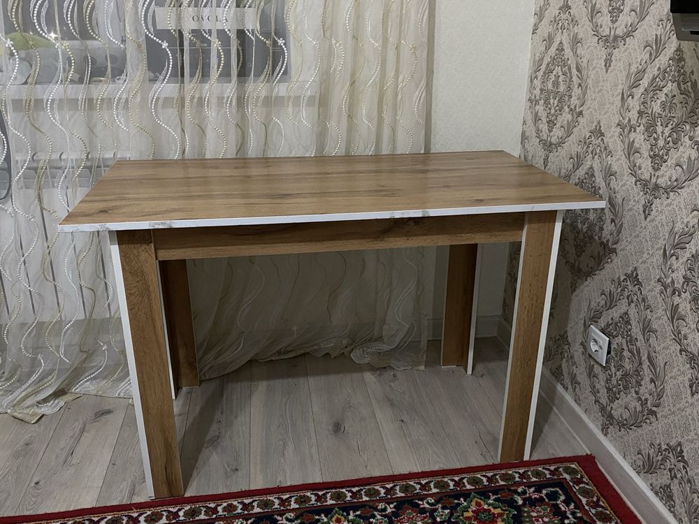Продам стол в отличном состочний