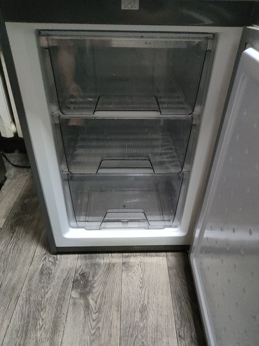 Продам морозильную камеру goodwill,86l,цвет металик
