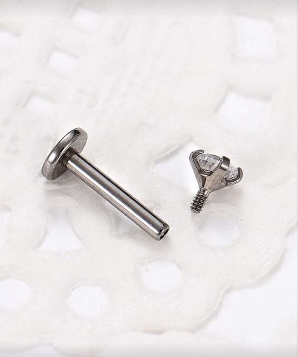 Две сребърни обеци плюс инструмент за захващане на топчето