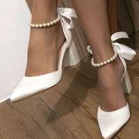 Официални обувки от сатен с перли