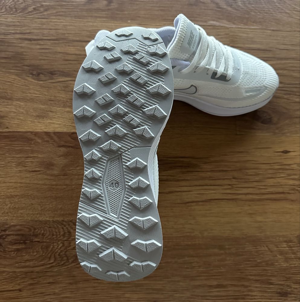Мъжки маратонки Nike в бяло и сиво