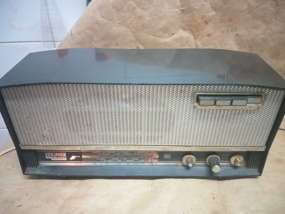 Radio antic Italia, cu lampi