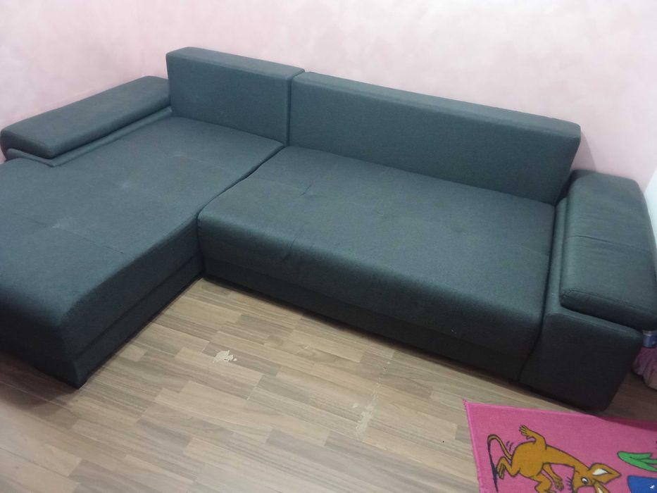 Vând canapea extensibila,foarte puțin folosită!
