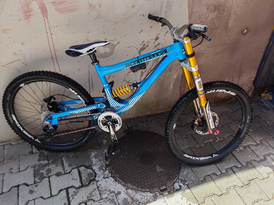 Bicicleta downhill commencal
