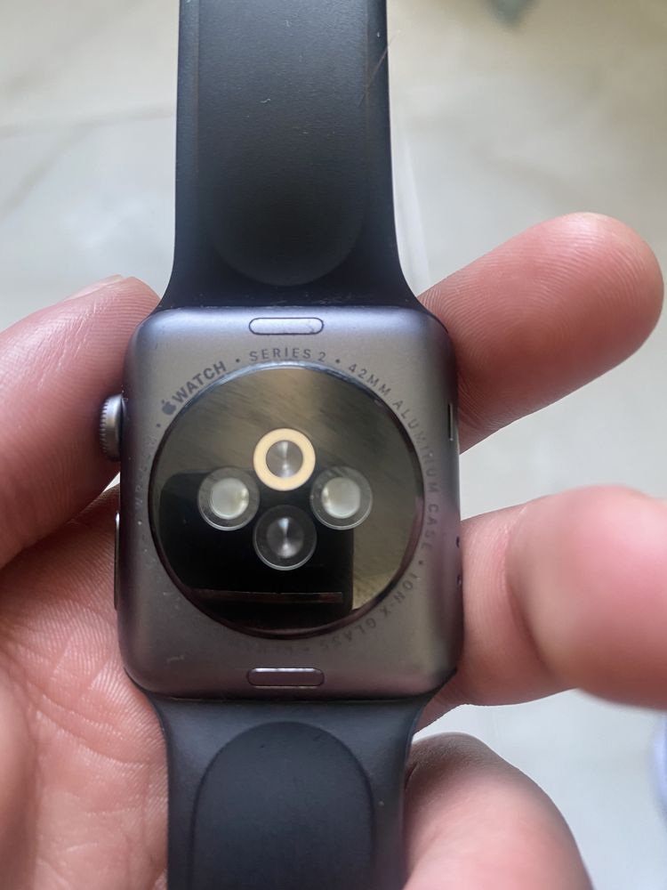 Продам Apple watch 2 42mm в хорошем состояний.