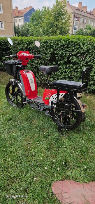 Vand scuter electric aproape nou.Scuterul a fost folosit de maxim 5 or